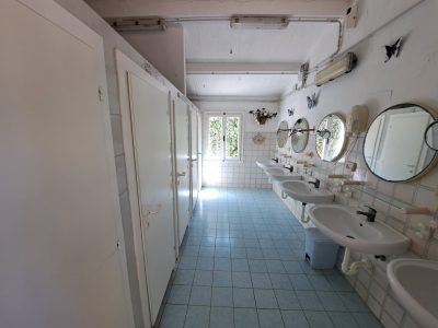 bathroom - showers ladies